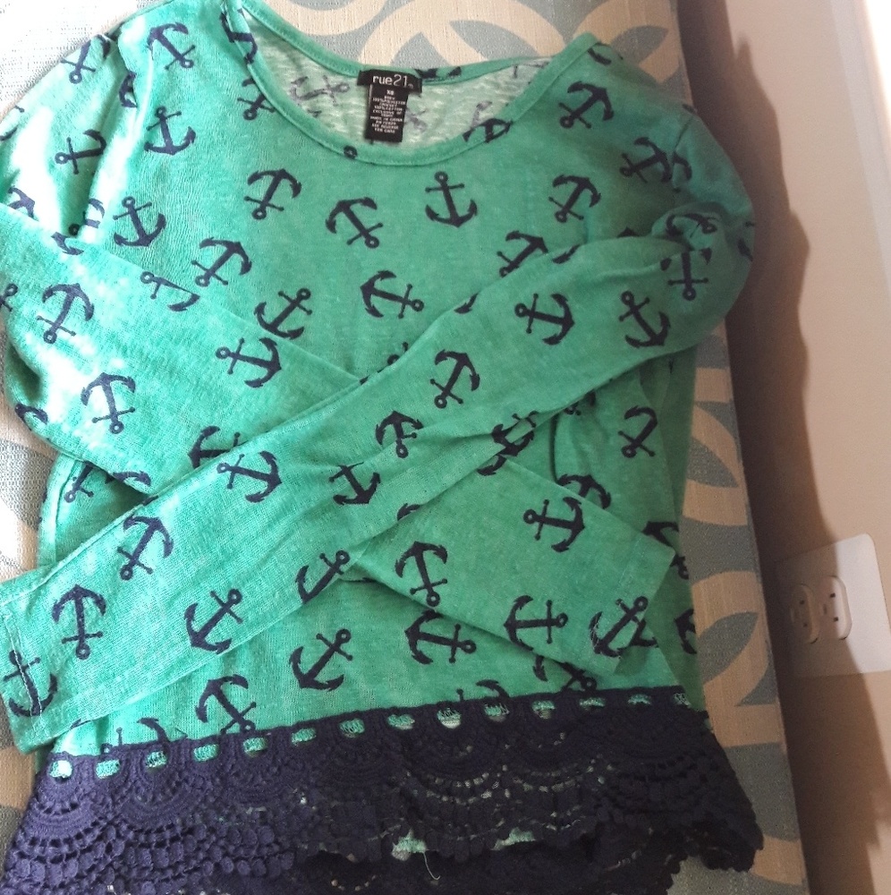 5/$10 Anchor cropped soft sweater